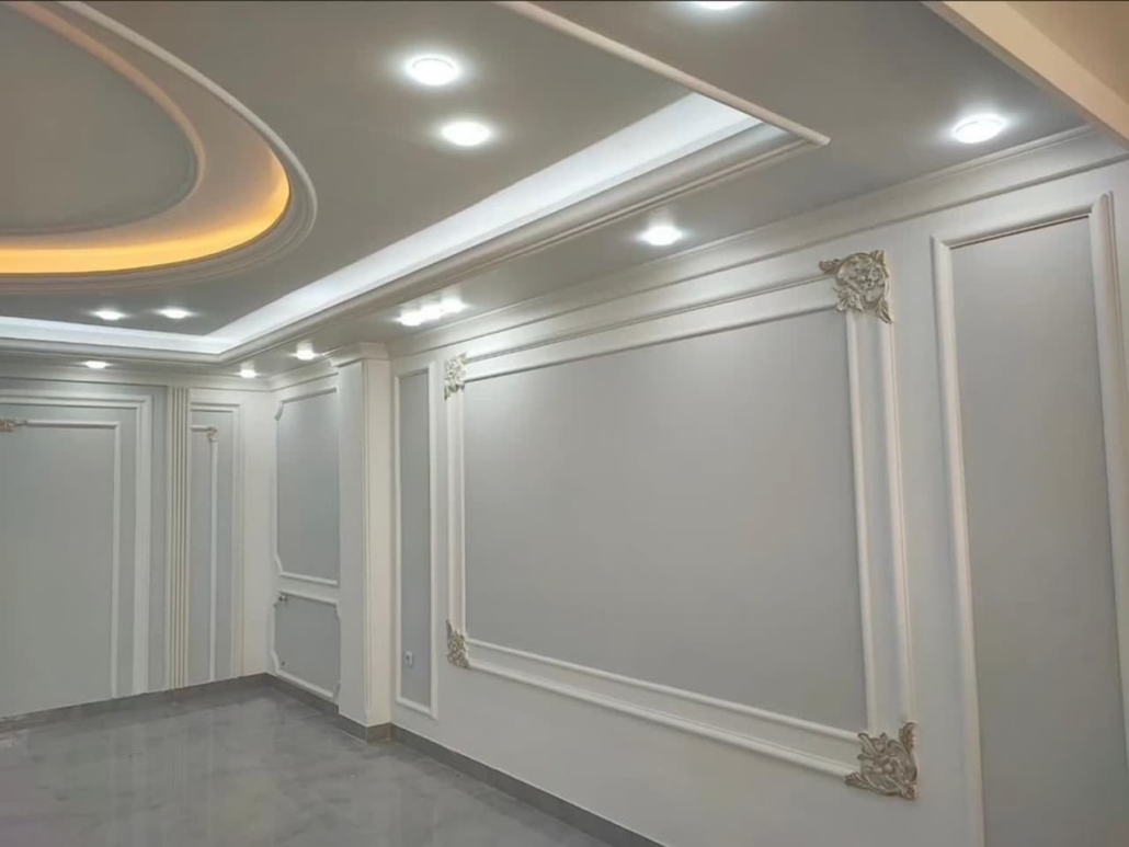 راهنمای جامع گچبری سقف ۱۴۰۴: انواع مدلها (مدرن، کلاسیک)، قیمت روز و نکات حیاتی اجرا (مرجع کامل و تخصصی)