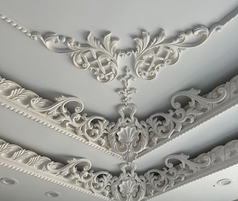 جایگزین) موتیف گچبری مدرن با خطوط هندسی صاف و نور مخفی در سقف