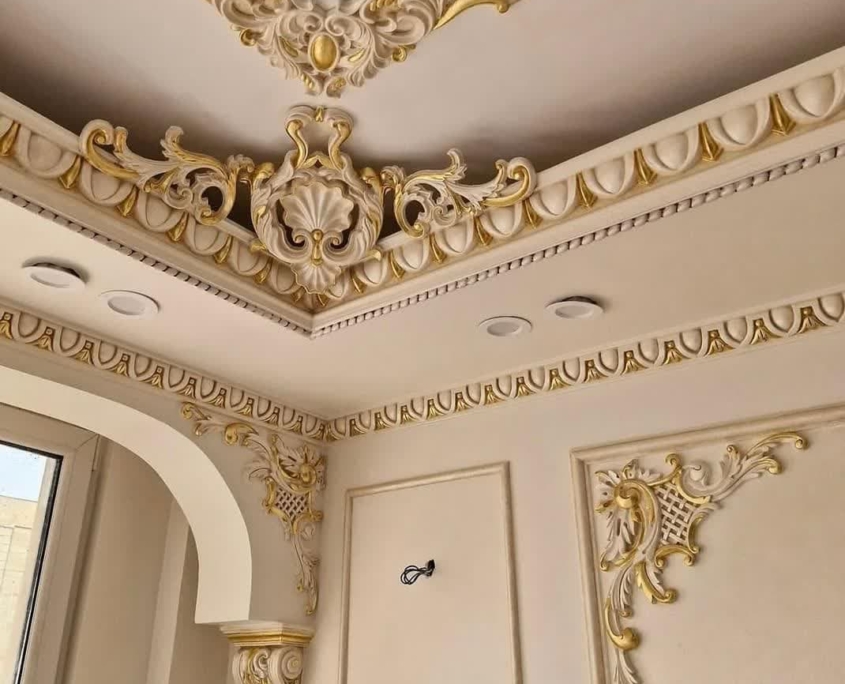 جایگزین) موتیف گچبری مدرن با خطوط هندسی صاف و نور مخفی در سقف