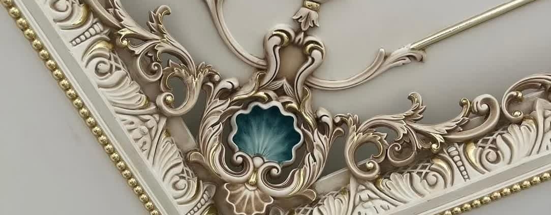 موتیف گچبری مدرن با خطوط هندسی صاف و نور مخفی در سقف (دور لامپی جدید ساده)