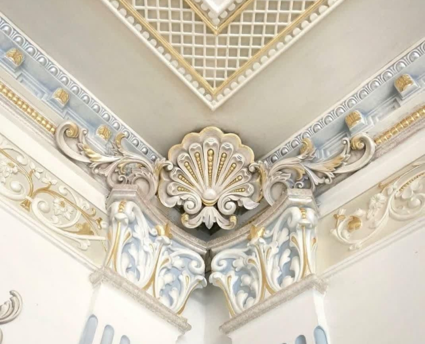 جایگزین) موتیف گچبری مدرن با خطوط هندسی صاف و نور مخفی در سقف