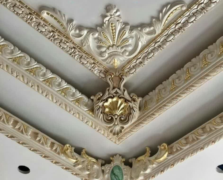 جایگزین) موتیف گچبری مدرن با خطوط هندسی صاف و نور مخفی در سقف