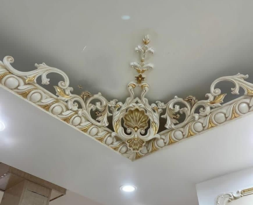 گچ بری سقف جدید کلاسیک پذیرایی و تالار، طرح نئوکلاسیک دور لوستر و باکس نور مخفی