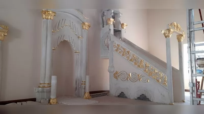 جزئیات خطاطی و نقوش اسلیمی در گچبری محراب.