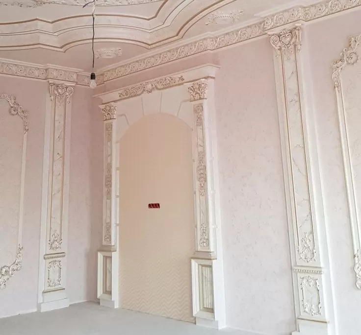 تصویر قاب گچبری دیوار پذیرایی