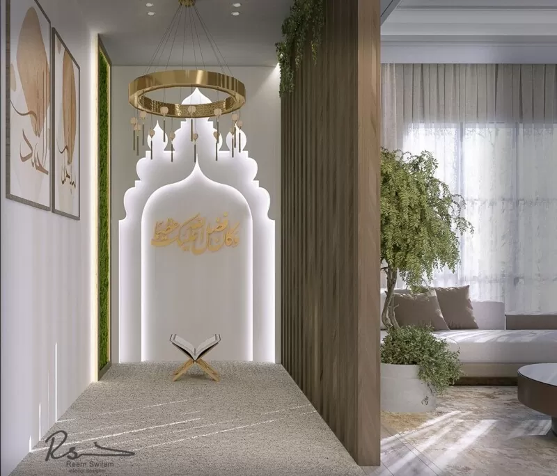 گچبری کلوک بند در محراب با نقوش هندسی.